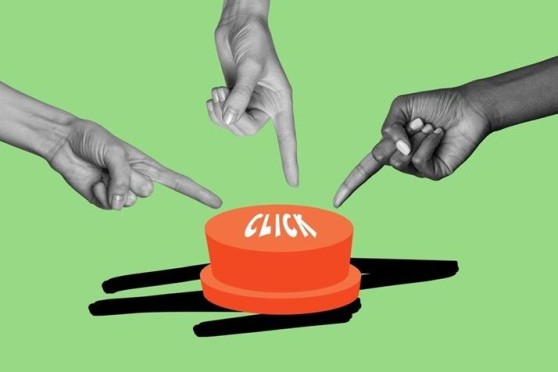 Drie vingers boven een oranje knop tegen groene achtergrond