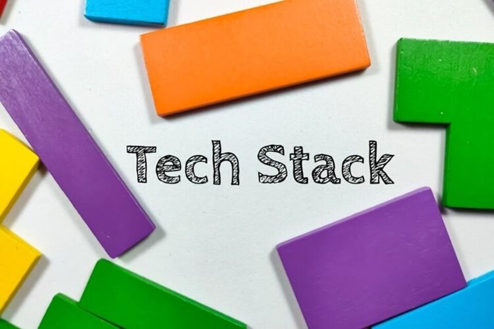 gekleurde blokken met daartussen de woorden Tech Stack