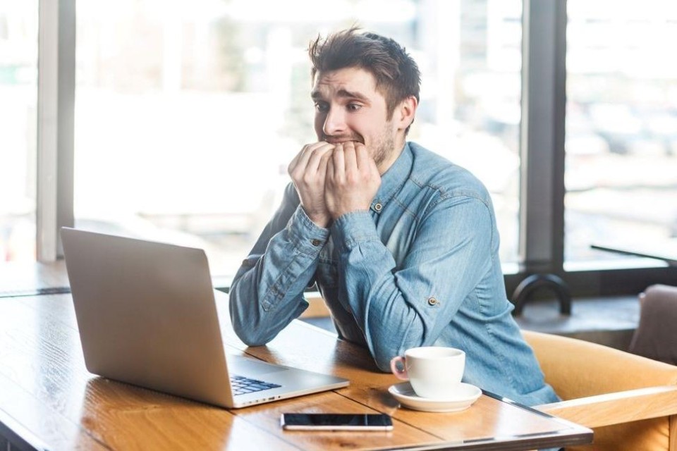 Man in paniek achter computer