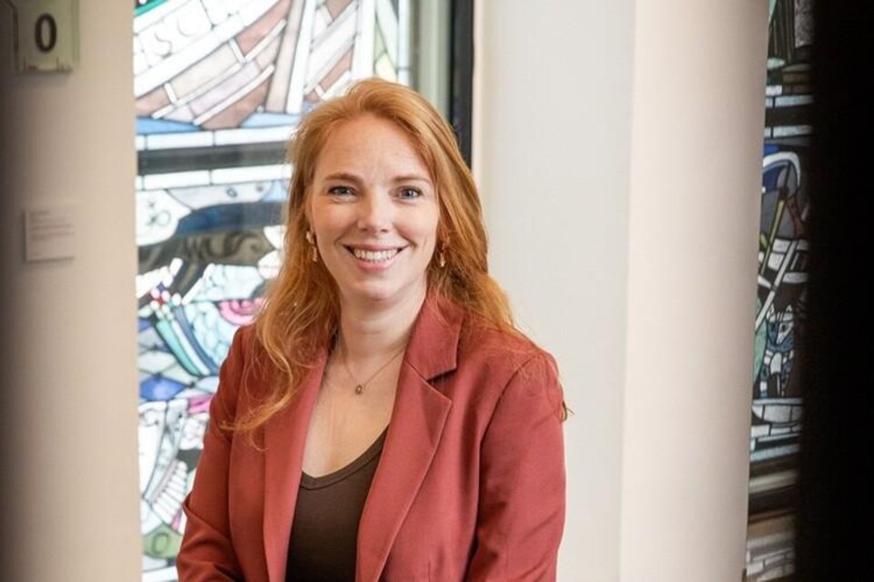 Staatssecretaris Willemijn Aerdts van Digitale Economie en Soevereiniteit poseert op de trap