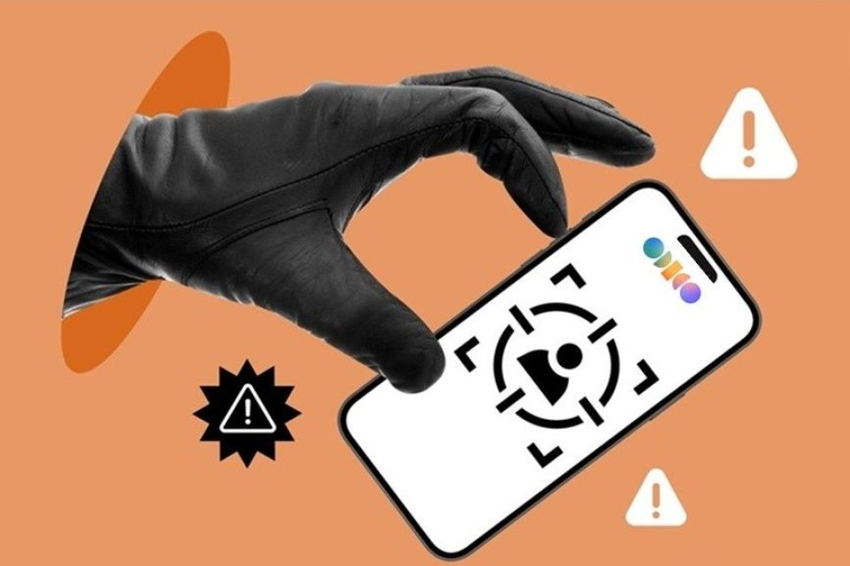 Op oranje acgtergrond staat een zwarte handschoen die een mobiele telefoon oppakt met het logo van Odido erop