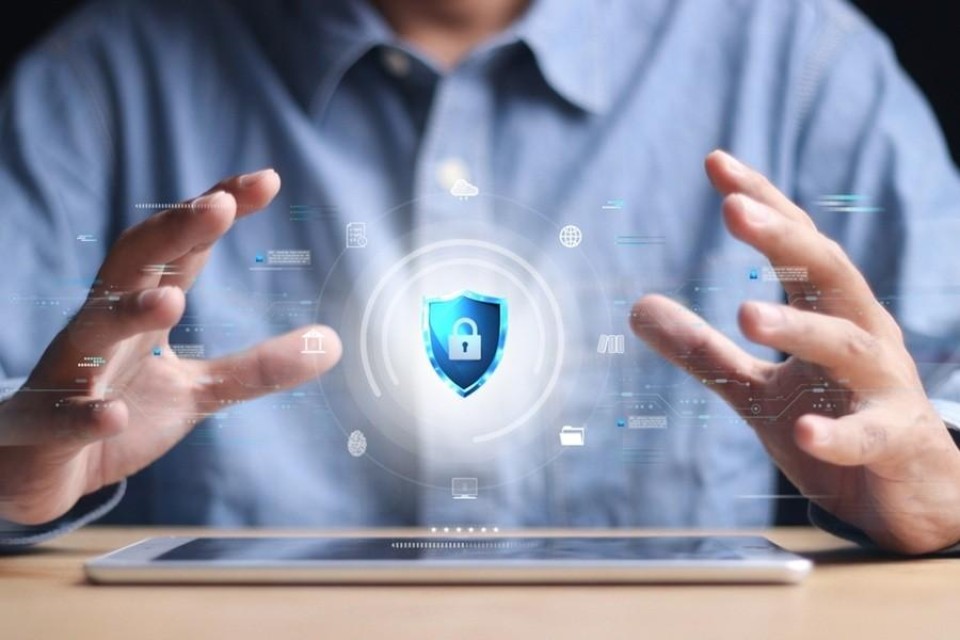 jhanden boven een tablet met slotje erboven geprojecteerd