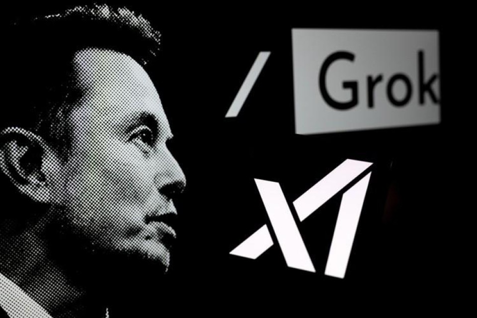 Profiel van Elon Musk en logo van Grok in zwart-wit op zwarte achtergrond