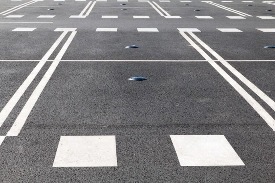 Elektromagnetische parkeersensor die aangeeft waar op straat vrije parkeerplaatsen beschikbaar zijn.