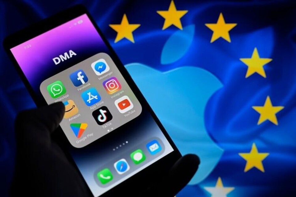 Hand houdt smartphone met app-iconen en 'DMA' tekst, Europese vlag en Apple-logo op achtergrond.