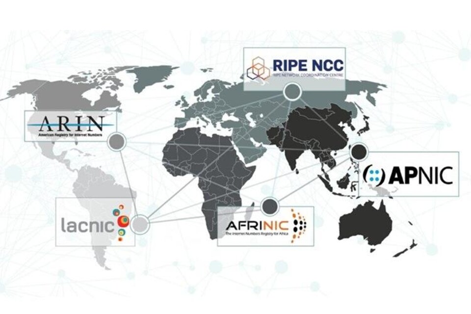 Wereldkaart met aanduidingen van vijf regionale internetregisters: ARIN, RIPE NCC, APNIC, LACNIC en AFRINIC.