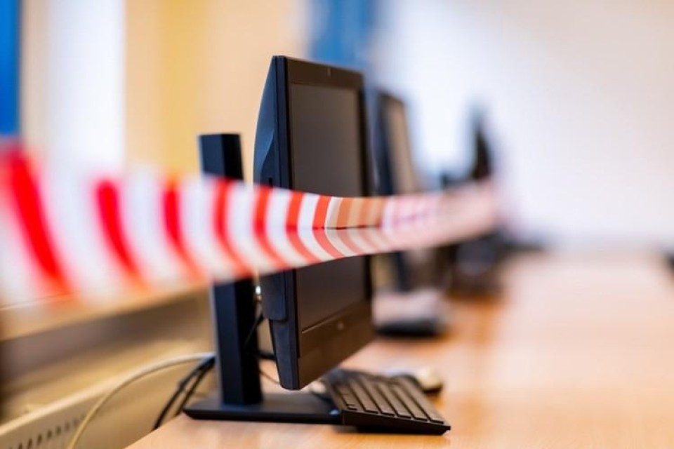 beeldschemren op tafel met rod-wit lint ervoor gespannen