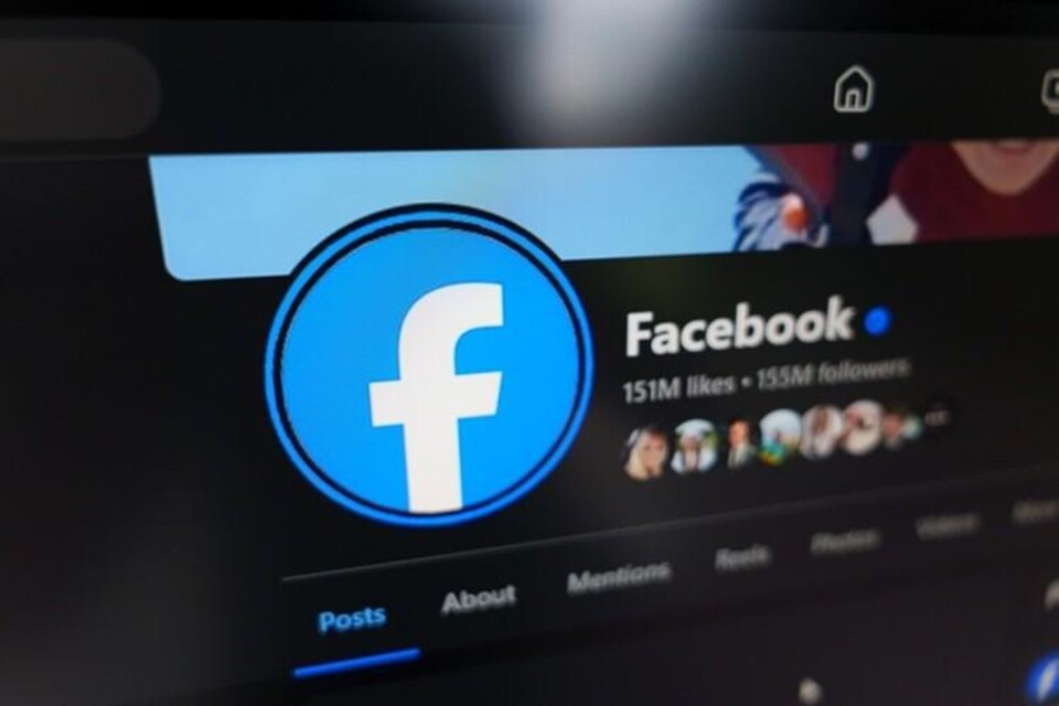 Beeldscherm met Facebook-profielpagina, blauw f-logo, 151 miljoen likes en 155 miljoen volgers.