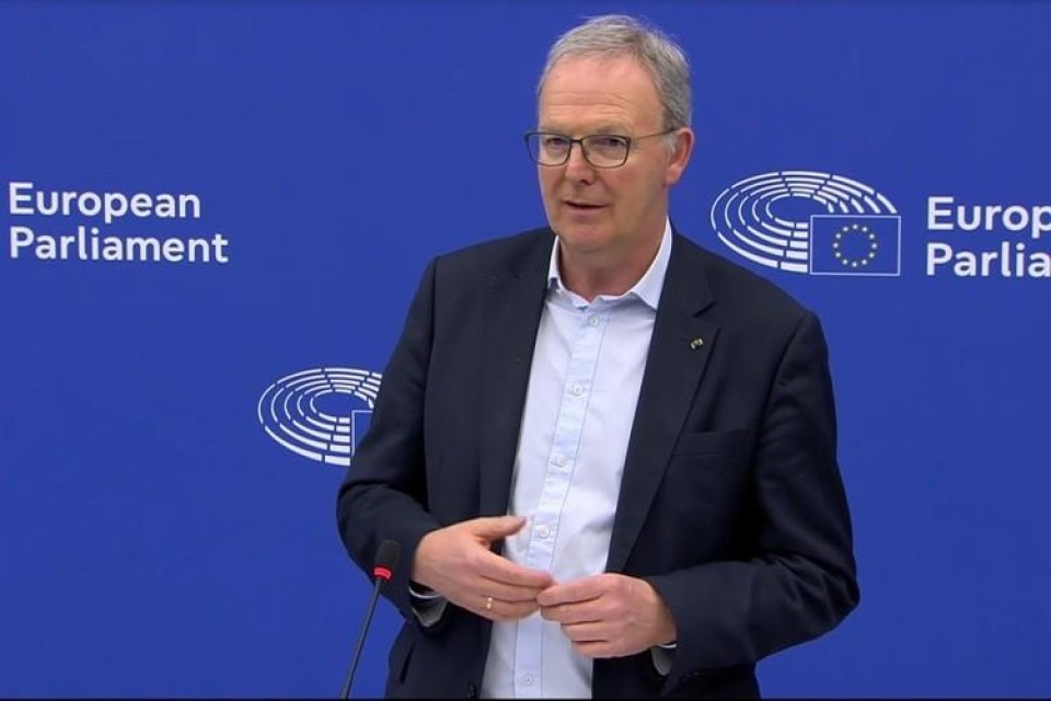 Rapporteur Axel Voss tijdens de persconferentie. 