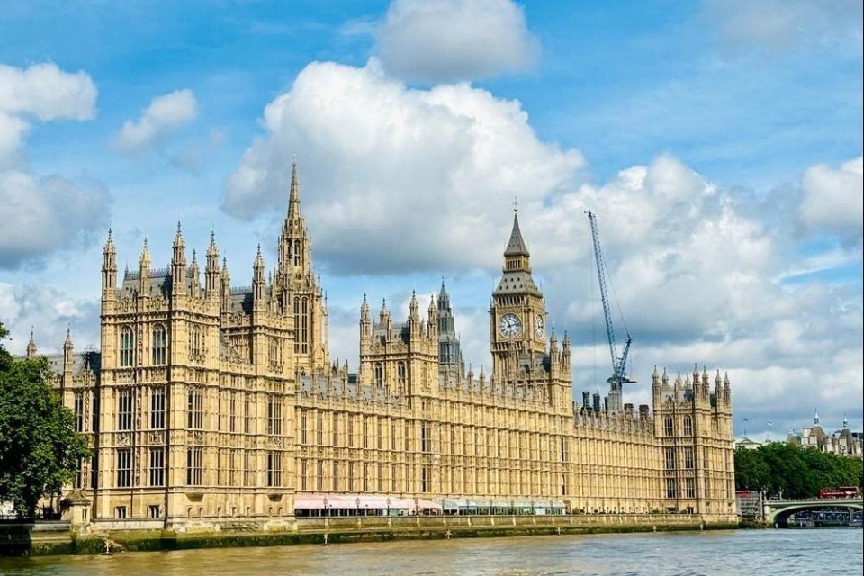 House of Parliament en de Big Ben gezien vanaf de Thames in Londen