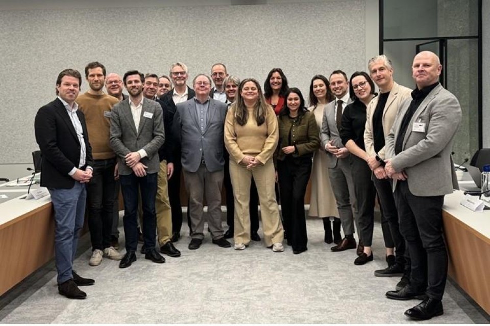 Groepsfoto van vertegenwoordigers techbedrijven en Kamerleden