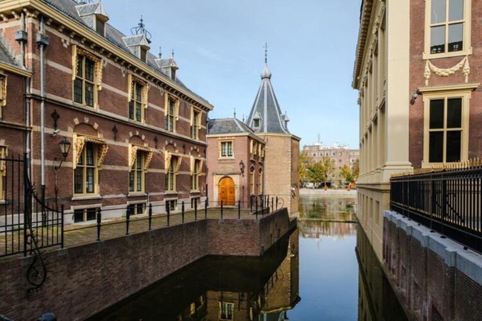 Historisch gebouw Torentje Den Haag met gracht, Nederlandse architectuur en politieke zetel