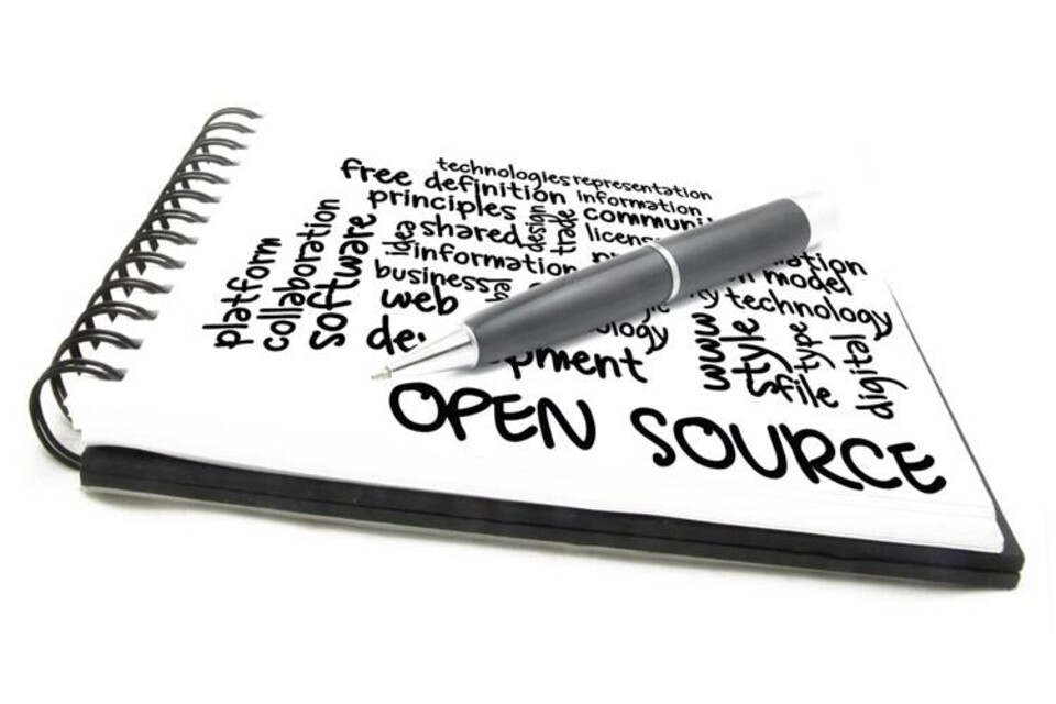 Spiraalgebonden notitieboek met pen en 'OPEN SOURCE' tekst omgeven door gerelateerde begrippen