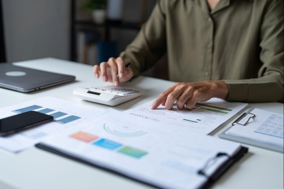 Iemand tikt getallen in op een rekenmachine