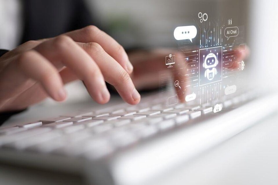 Handen die typen op een wit toetsenbord met een digitale AI-chatbot interface en iconen boven het toetsenbord.