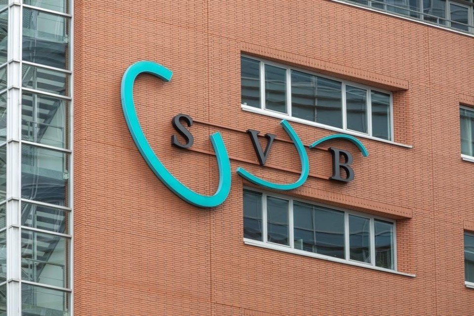 Gebouw van de SVB met logo erop