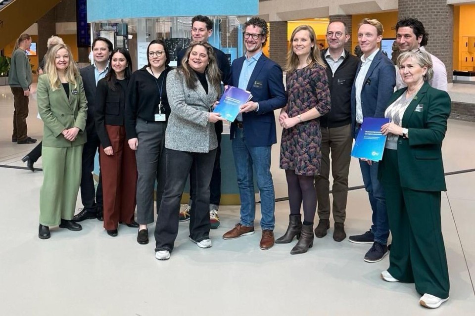 Groepsfoto van de opstellers van de position paper met Kathmann