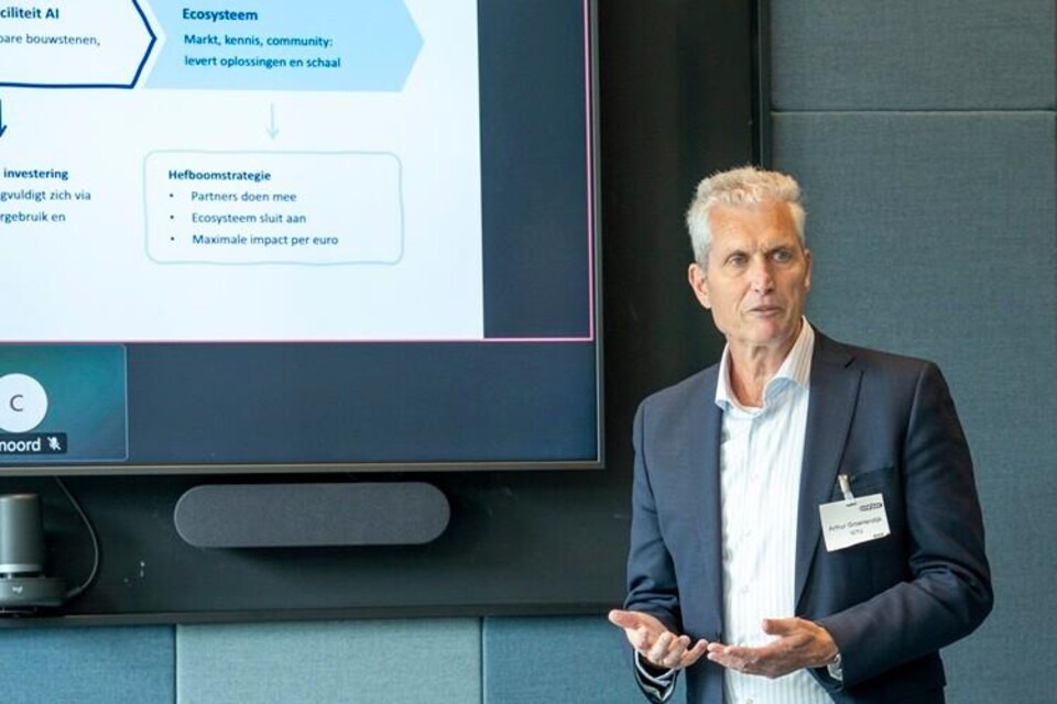 Arthur Groenendijk tijdens zijn presentatie over de AI-opschalingsfaciliteit