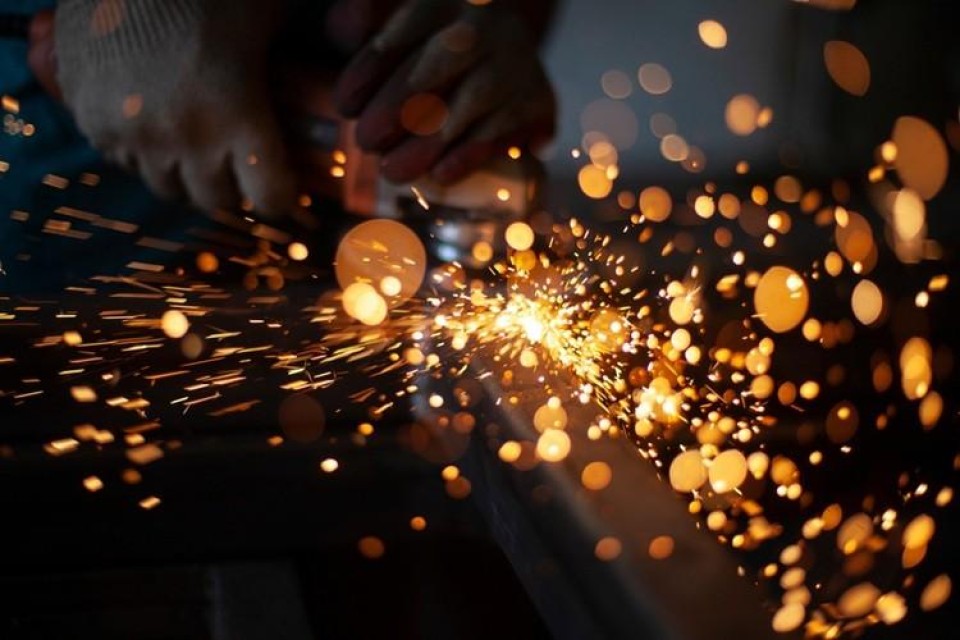 Slijptol veroorzaakt vuurvonken