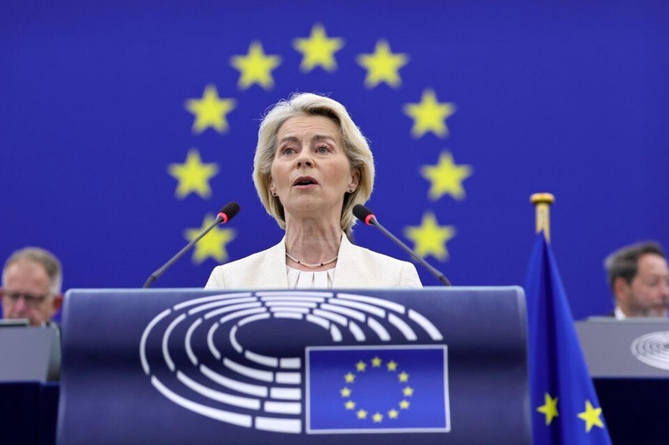 Von der Leyen met achter haar hoofd een 'krans' van gele EU-sterren