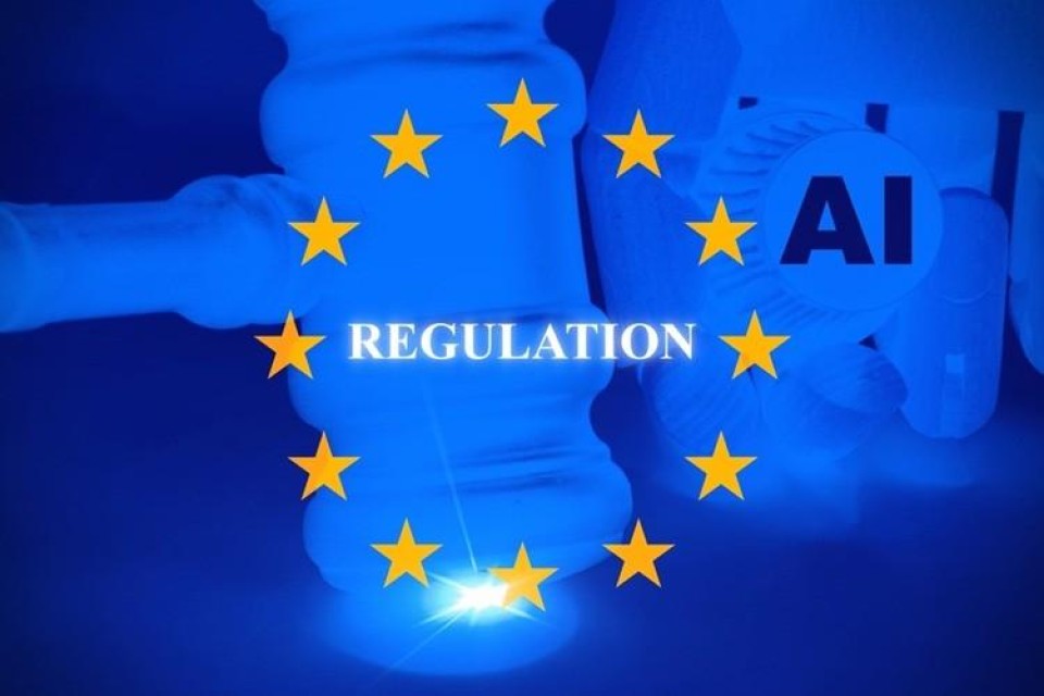 Europese gele sterren op blauwe achtergrodn met Regulation erop geprojecteerd