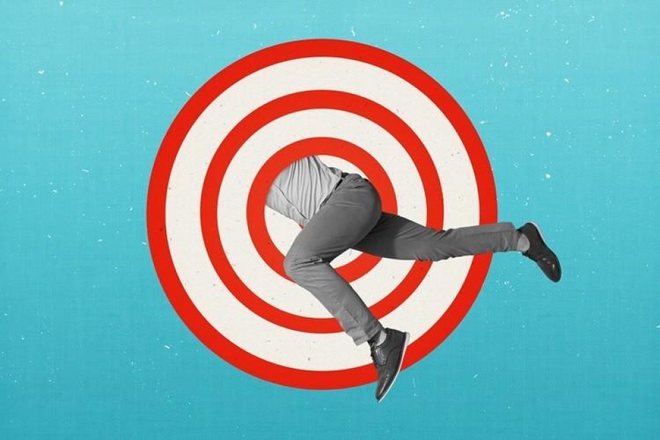 Rood-witte cirkels, we zien de onderkant van een man die probeert er doorheen weg te komen