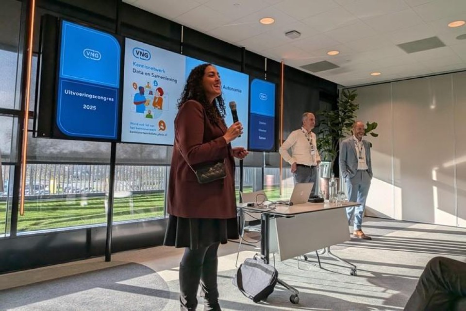 Op het podium tijdens het VNG Uitvoeringscongres: Op de foto: Fatiha Alitha (VNG), Erik Dolle (Ede) en Koen Wortmann (VNG)