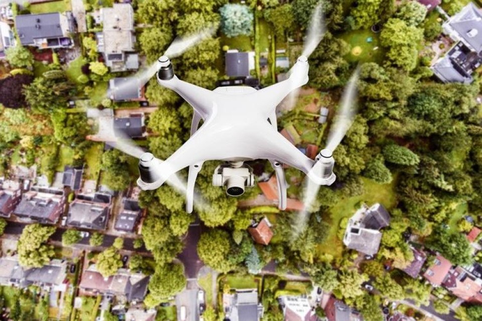  Zwevende drone maakt foto's van een Nederlands stadje. Luchtfoto.