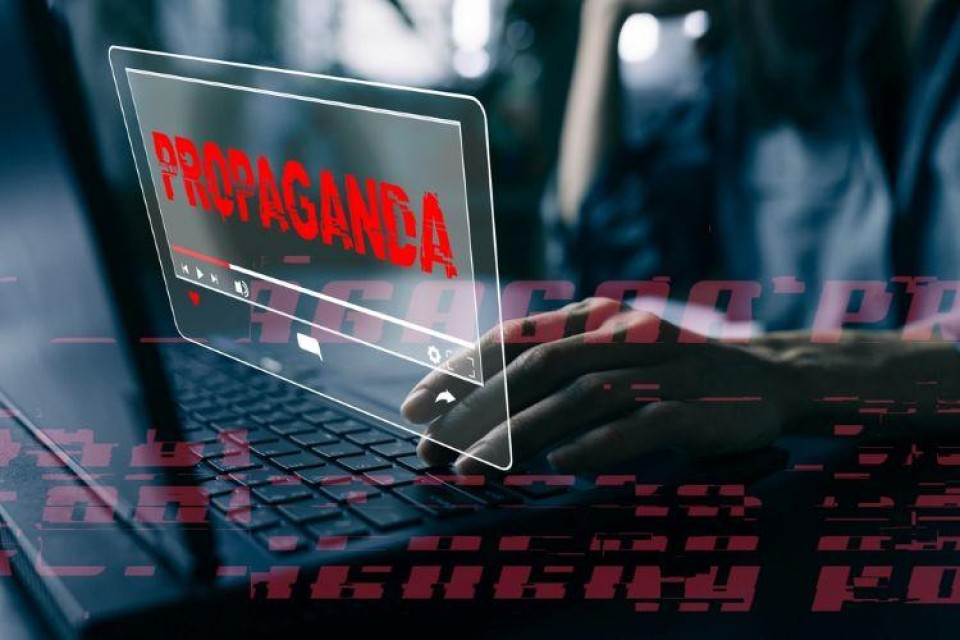 Toetsenbord met het woord propaganda erboven