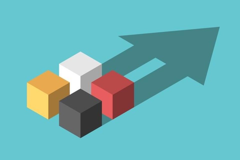 Groen vlak met vier verschillend gekleurde blokken op een pijl