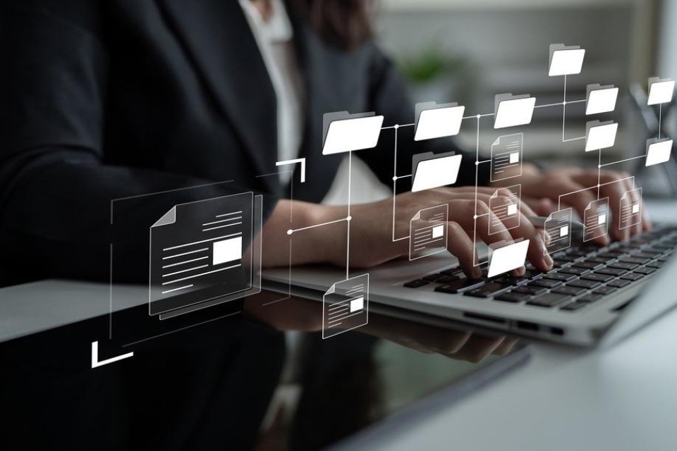 laptop met informatiestructuur (mappen) erboven geprojecteerd