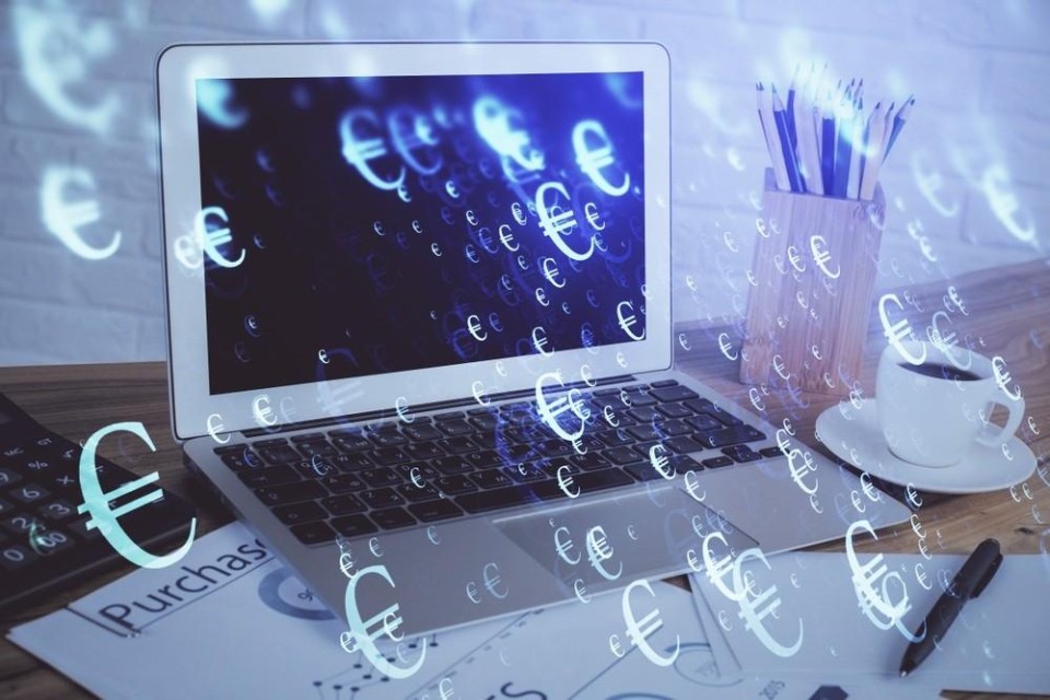 Laptop met veel Euro-tekens ervoor geprojecteerd