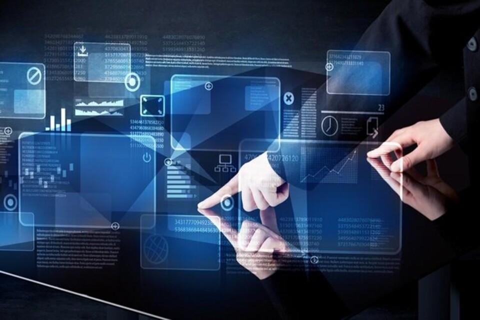 Hand wijst op een touchscreen met digitale grafieken, data-iconen en beveiligingssymbolen in blauwe tinten.