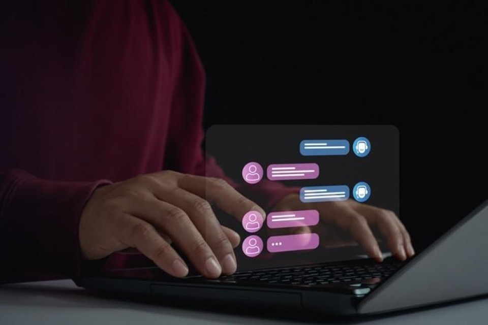 laptop met daarboven ene chat geprojecteerd