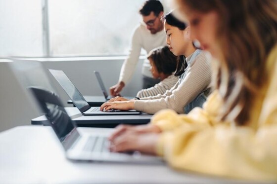 Kabinet verkent Europese route voor leeftijdsverificatie op sociale media