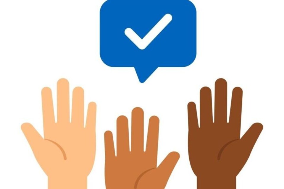 Illustratie van opgestoken handen in verschillende huidskleuren