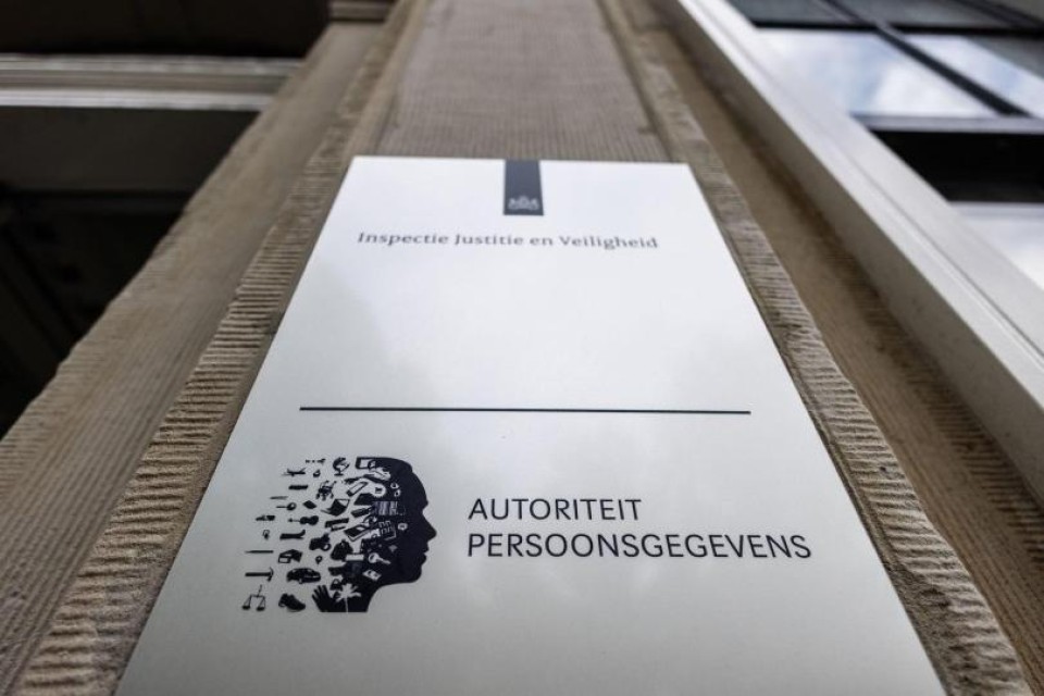 Logo Autoriteit Persoonsgegevens op gebouw AP