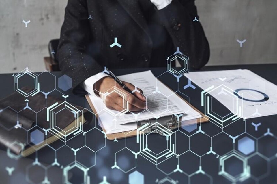 Man aan tafel tekent softwarecontract