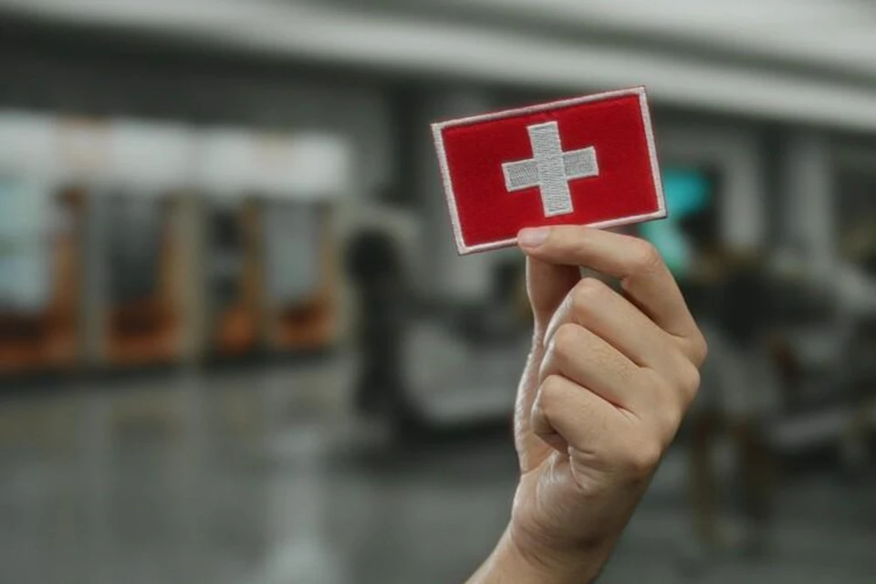 Zwitserse vlag in hand, symbool voor Zwitserse digitale autonomie en soevereiniteit.