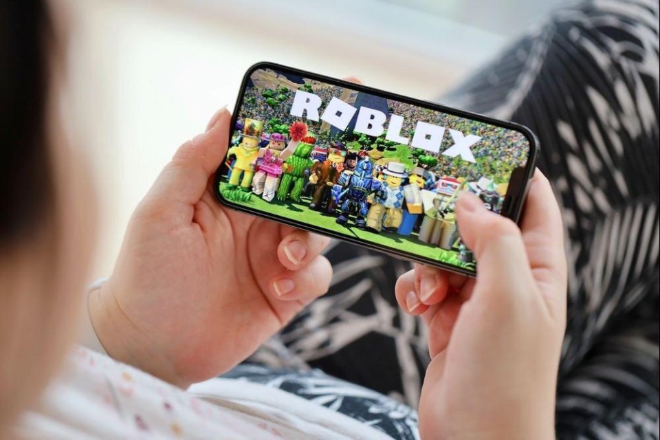 Kind speelt Roblox op een smartphone