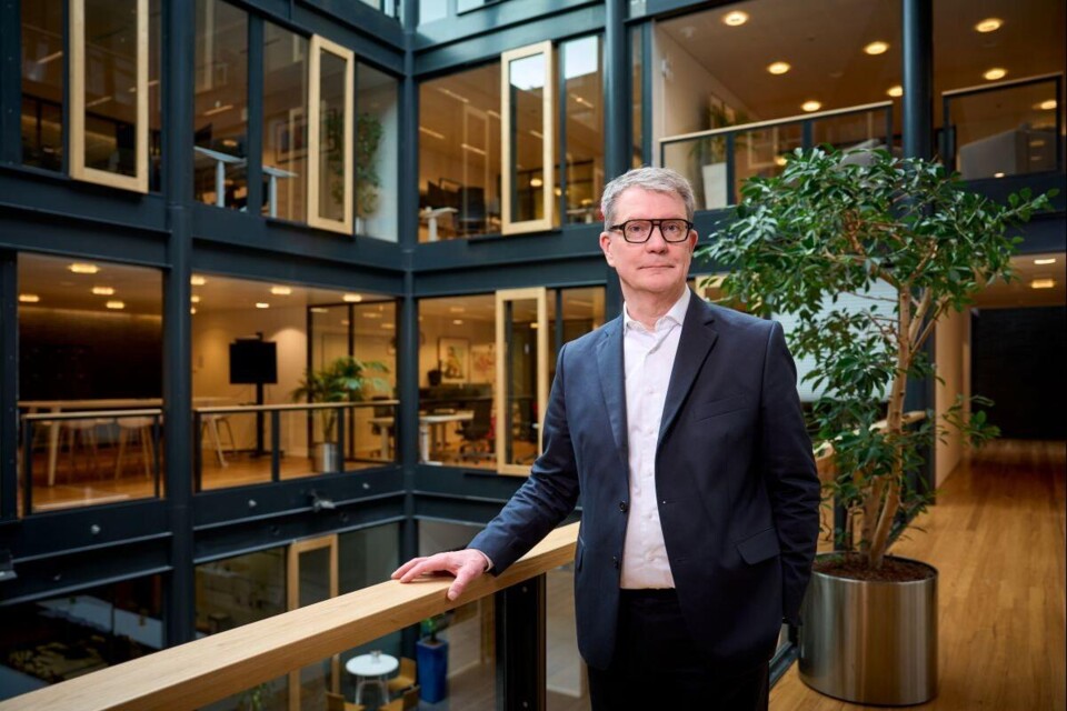 Ivar Nijhuis in een overheidskantoor