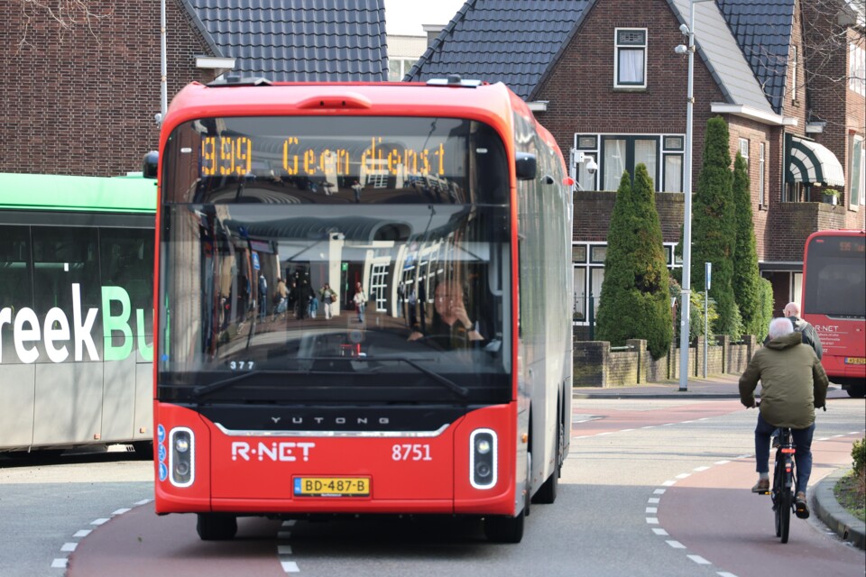 Yutong bus rijdt door Gouda