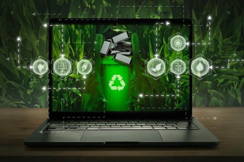 Laptop met groen scherm, recycling-symbool en elektronisch afval omgeven door duurzaamheidspictogrammen