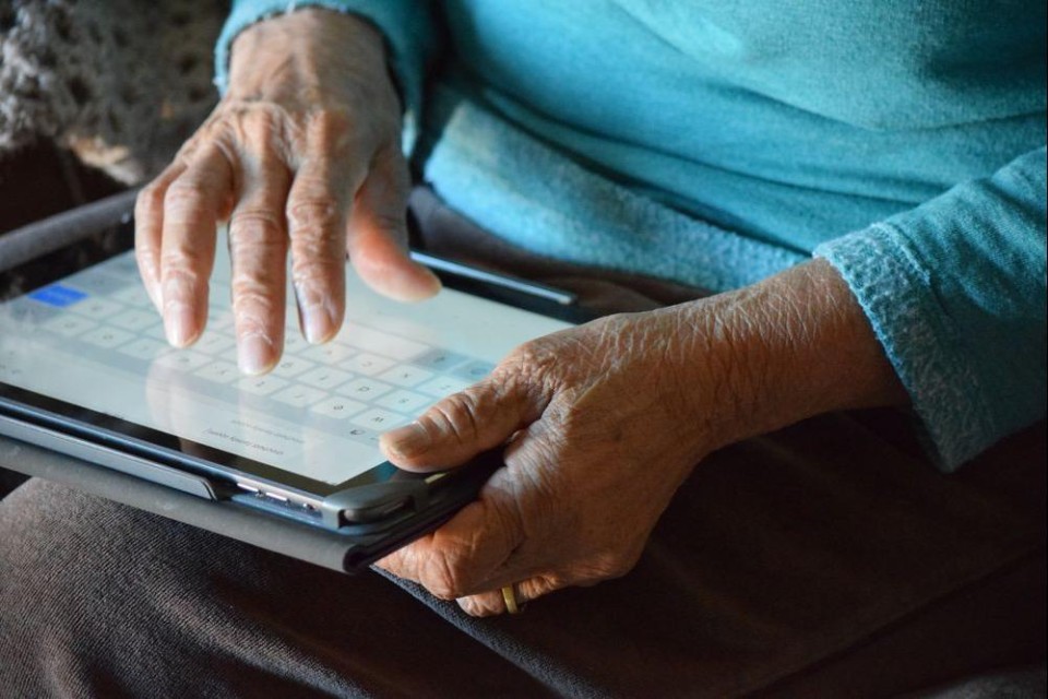 oude handen gebruiken een iPad