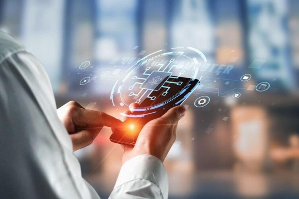 Man met smartpone in de hand met daarboven quantumtechnologie