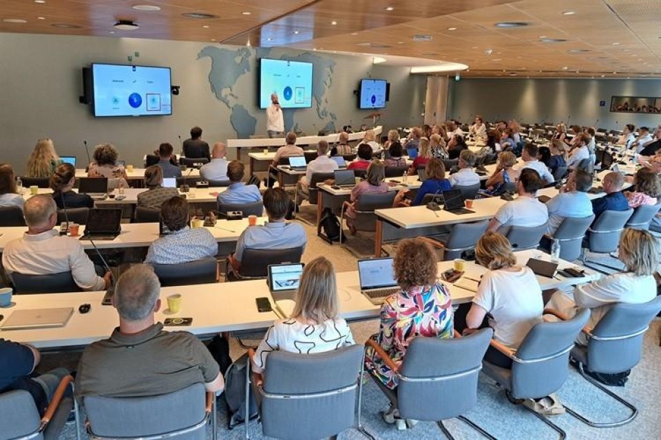 Een volle zaal bij de middag over generatieve AI