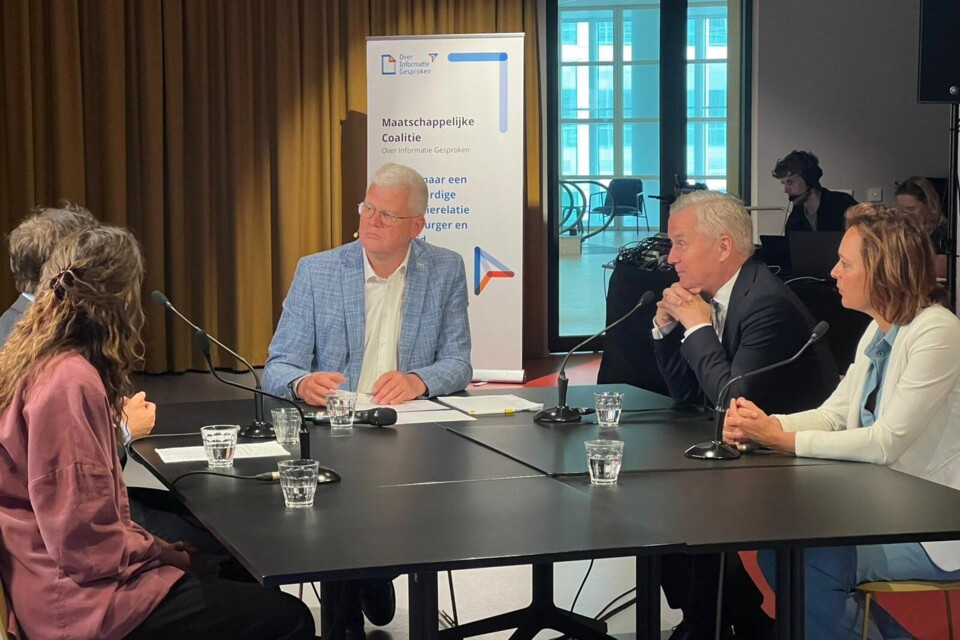 Chris van Dam aan tafel met o.a. staatssecretaris Eric van der Burg.