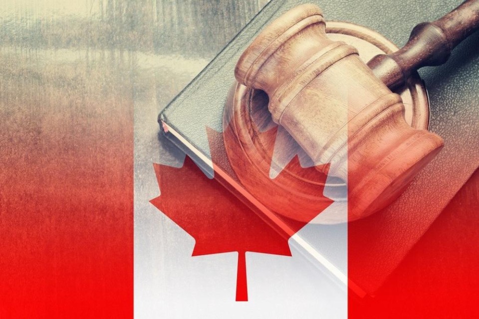 Canadese vlag, daarboven op een rechtershamer op een digitaal apparaat.