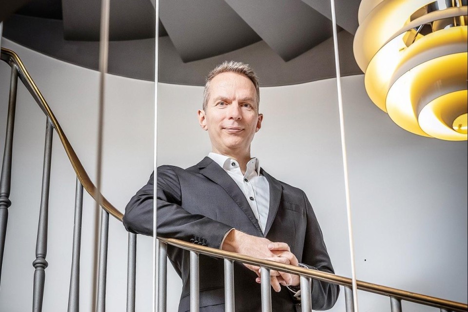 Art Blaauw poseert op de trap