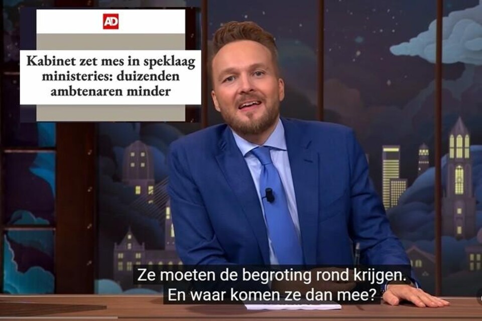 Arjen Lubach in tv-studio spreekt over modernisering overheids-IT-systemen